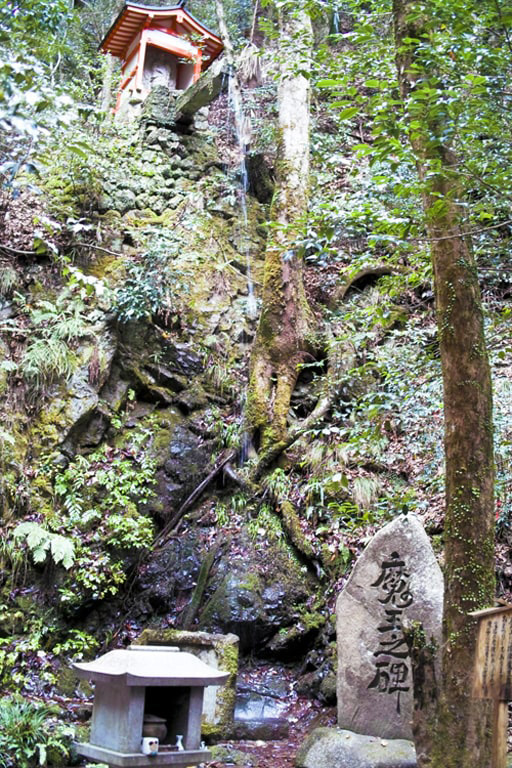 京都　鞍馬寺境内の魔王の滝・魔王の碑