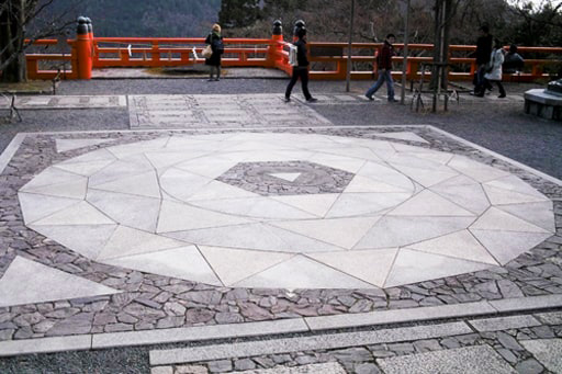 京都　鞍馬寺の本殿前の六芒星