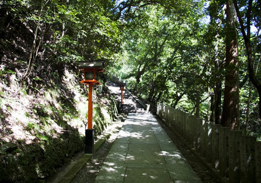 京都　鞍馬寺の九十九折の道を登る
