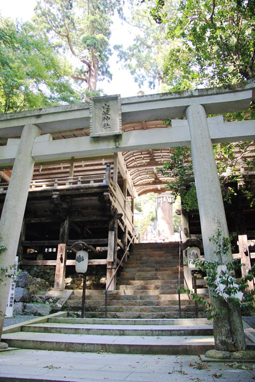 京都　鞍馬寺の鎮守社・由岐神社の鳥居と懸造りの拝殿