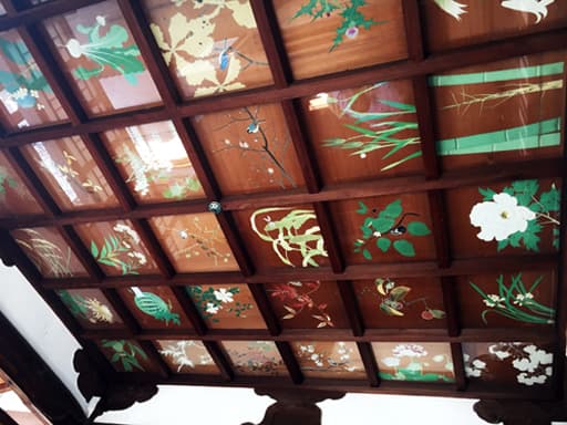 花々が描かれた車折神社（くるまざきじんじゃ）の拝殿の天井