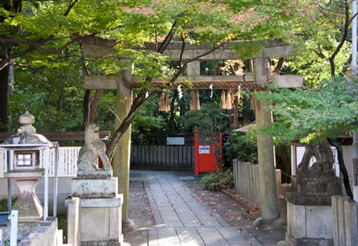 車折神社（くるまざきじんじゃ）の裏参道の鳥居