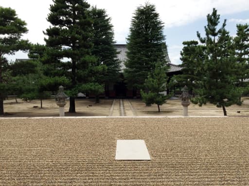 京都　萬福寺の大雄宝殿前の月台と梵壇石