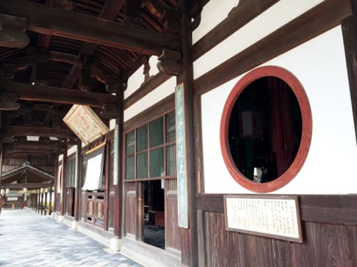 京都　萬福寺の大雄宝殿の丸窓と蛇腹の天井