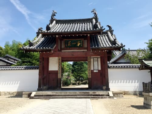 江戸時代初期に中国の禅僧、隠元隆琦（いんげんりゅうき）によって京都に開かれた禅寺、萬福寺の総門