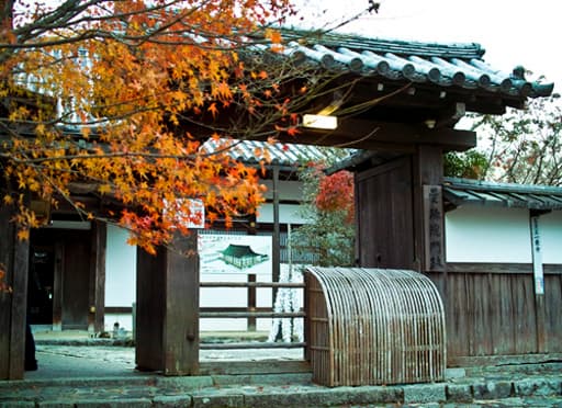 京都　曼殊院の山門