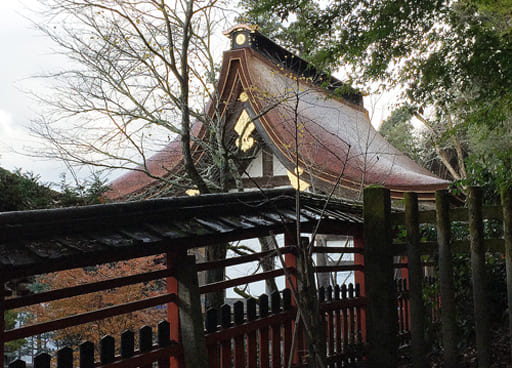 京都　松尾大社の珍しい両流れ造の本殿
