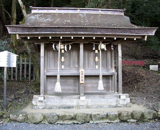 京都　松尾大社境内の三宮社（左）と四大神社（右）