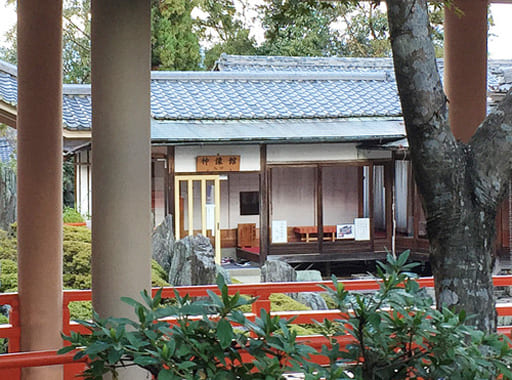 京都　松尾大社の神像館