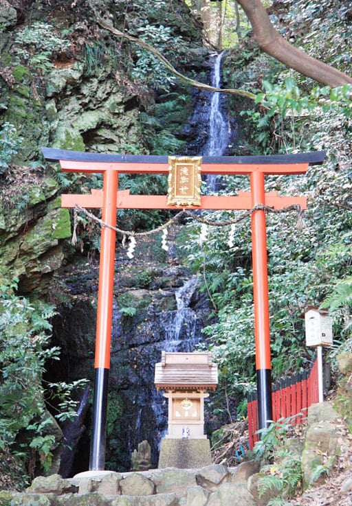 京都　松尾大社の滝御前社と霊亀の滝