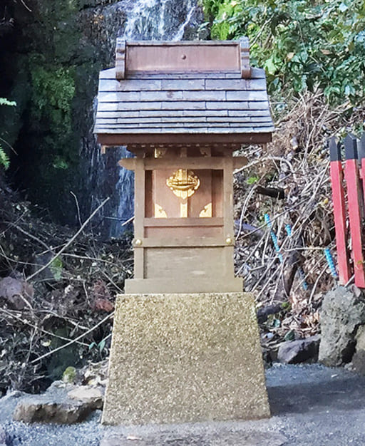 京都　松尾大社境内の滝御前社　罔象女神（みずはのめ）が祀られる本殿