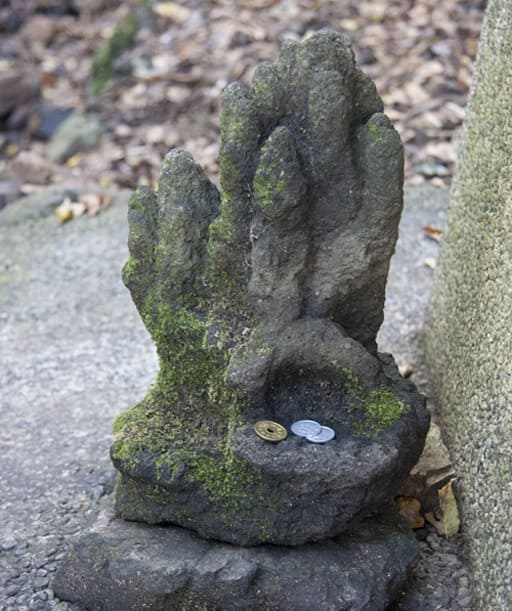 京都　松尾大社境内の合掌の形をした石