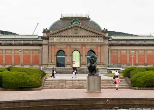 京都国立博物館　明治古都館とロダンの「考える人」像