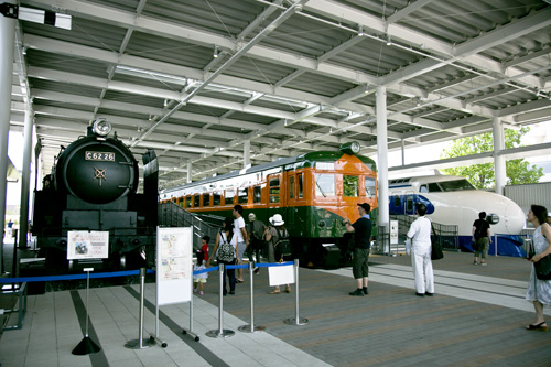 京都鉄道博物館プロムナードの新幹線、クハ86形1号車、C62形26号機