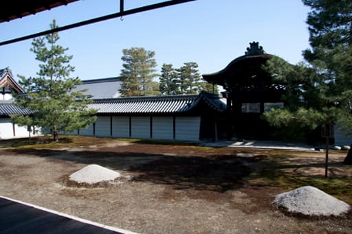 京都　妙心寺の大方丈の前庭と唐門