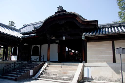 京都　妙心寺の玄関の唐門（左は寝堂）