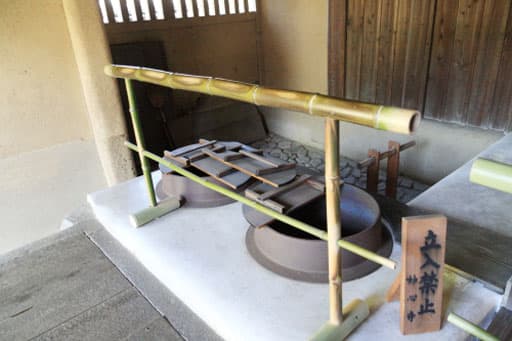 京都　妙心寺の浴室「明智風呂」　湯沸し用の大釜
