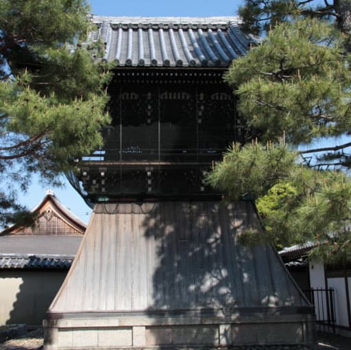 京都　妙心寺の浴室の北にある浴鐘楼