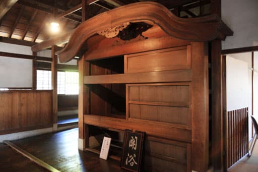 京都　妙心寺の「明智風呂」の風呂屋形（浴槽）　3つの窓がある。