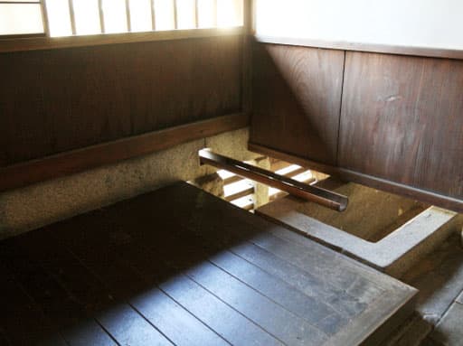 京都　妙心寺の浴室「明智風呂」　外の井戸から水を引く。