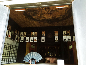 狩野探幽の筆による鳴き龍が天井に描かれる金地院・東照宮拝殿