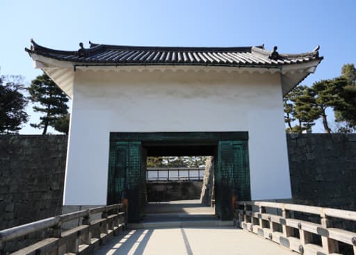 京都　二条城の本丸櫓門と東橋