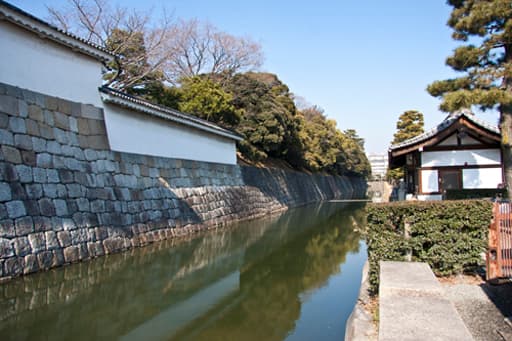 京都　二条城の外濠と多聞塀