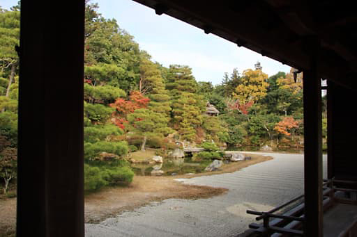 京都　仁和寺、御殿の宸殿から北庭を観る