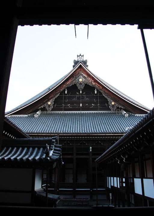 京都　西本願寺の御影堂から見た阿弥陀堂の切妻