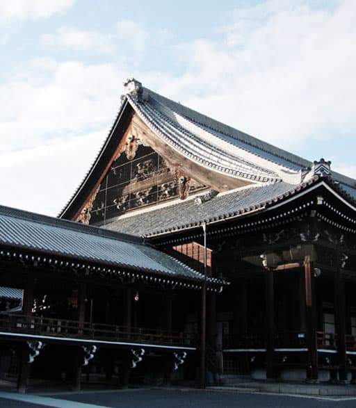 京都　西本願寺阿弥陀堂の切妻と渡廊下