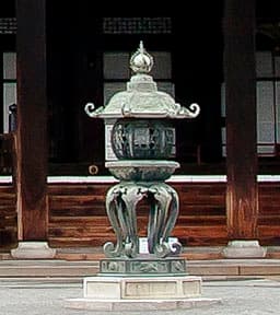 京都　西本願寺阿弥陀堂前の灯籠