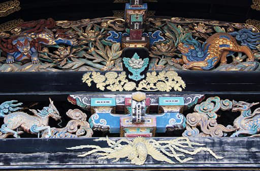 京都　西本願寺唐門の唐破風の彫刻