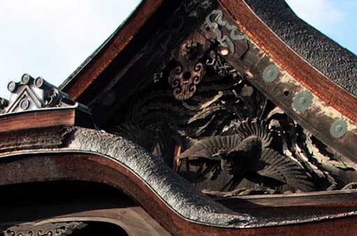 京都　西本願寺、浪の間玄関切妻の鳥の彫刻