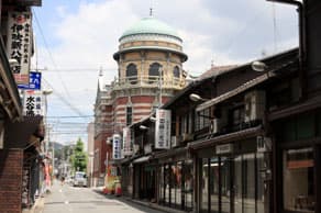 総門通　モスク状の建物は僧侶の研修施設「本願寺伝道院」