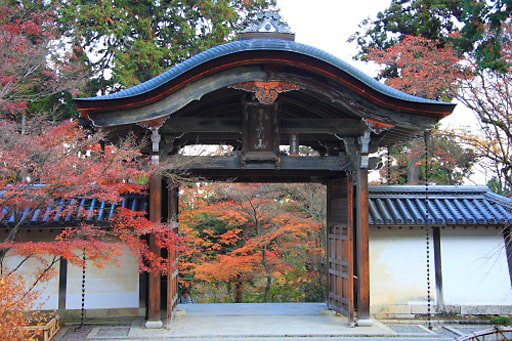 京都　嵯峨野にある二尊院の勅使門