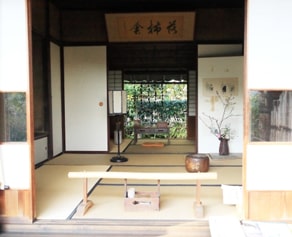 京都　嵯峨野の落柿舎の建物内部
