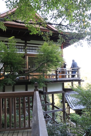 京都　嵐山の崖に建つ大悲閣千光寺