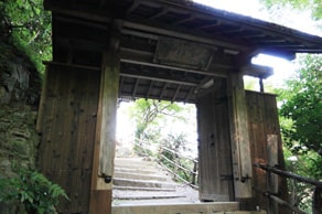 京都　嵐山に建つ大悲閣千光寺の山門