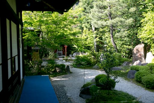 京都　六道珍皇寺の本堂脇の庭