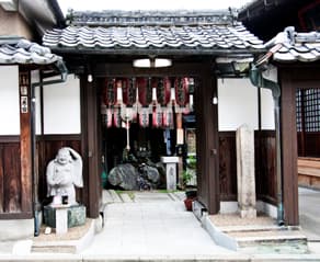六道珍皇寺から松原通を西へ100ｍほど行ったところに建つ西福寺