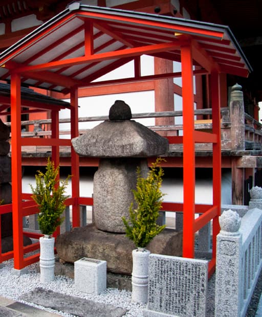 京都　六波羅蜜寺境内の平家ゆかりの阿古屋の塚