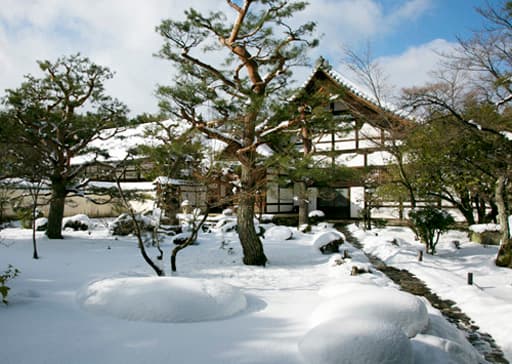 京都　鹿王院、冬景色の庫裡