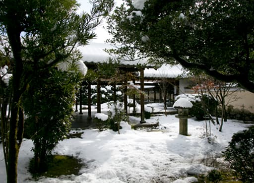 京都　鹿王院、雪の中庭と歩廊