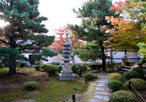 京都　鹿王院の式台前の庭