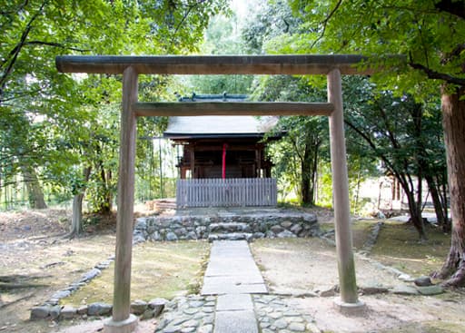 京都　鹿王院境内の三社明神