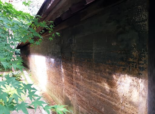 京都　龍安寺の油土塀（外側から）