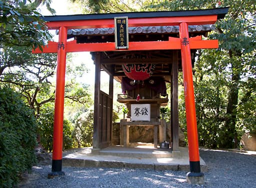 京都　龍安寺の鏡容池に向かって建つ弁天堂