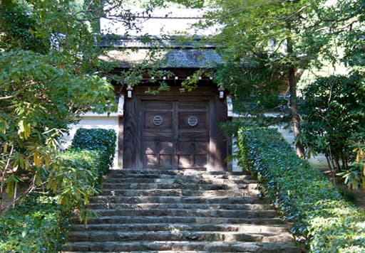 京都　龍安寺の仏殿の門