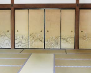 京都　龍安寺の襖絵「臥龍梅」