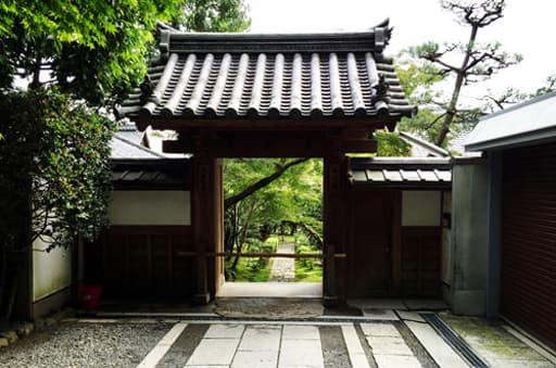 京都　龍安寺の塔頭・西源院の山門